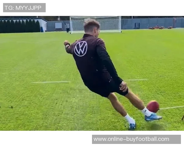 格雷茨卡社交媒体清空踢球照片引发离队猜测与近期辱骂回应