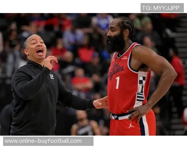 保罗现场观战快船与掘金激烈对决两支顶级球队的精彩较量